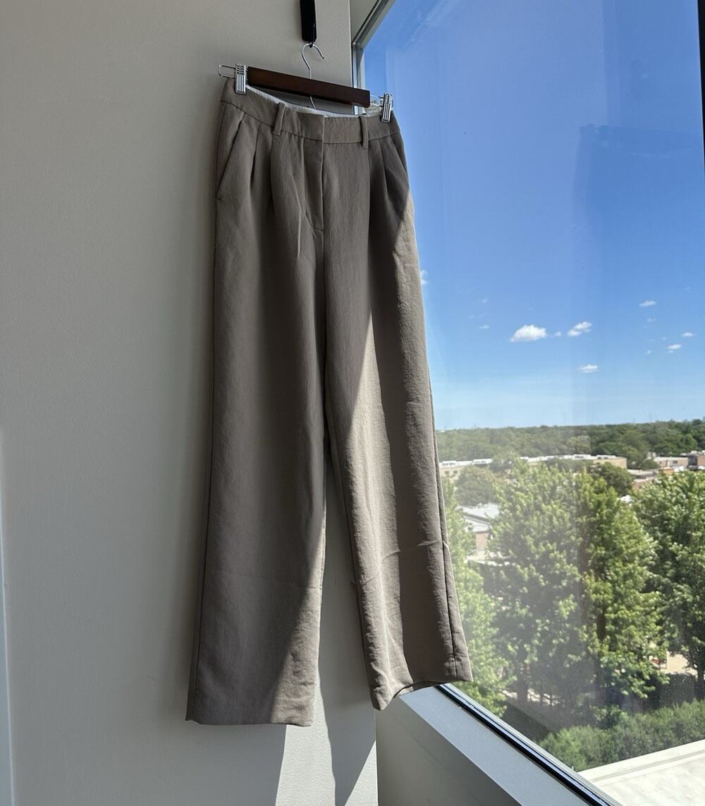 Aritzia Women's The Effortless Pant Beige Crepe Dress Pants Straight Leg Size 2